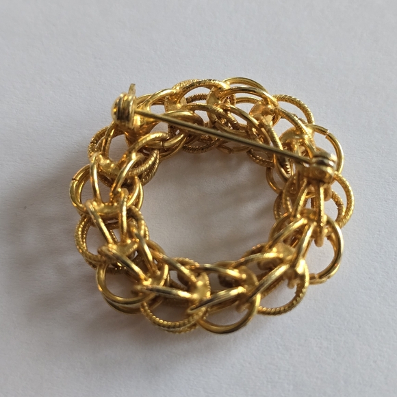 Vintage circle brooch wire loops open wreath gold tone pin - Picture 4 of 7
